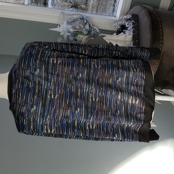 PRETTY UNIQUE LULAROE V NECK SWEATER - Picture 4 of 7